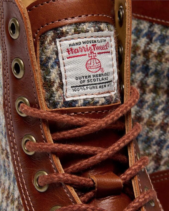 1460 Pascal İngiltere’de üretilmiştir Harris Tweed ve Deri Botlar 1460 Pascal İngiltere’de üretilmiştir Harris Tweed ve Deri Botlar