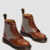 1460 Pascal İngiltere’de üretilmiştir Harris Tweed ve Deri Botlar 1460 Pascal İngiltere’de üretilmiştir Harris Tweed ve Deri Botlar